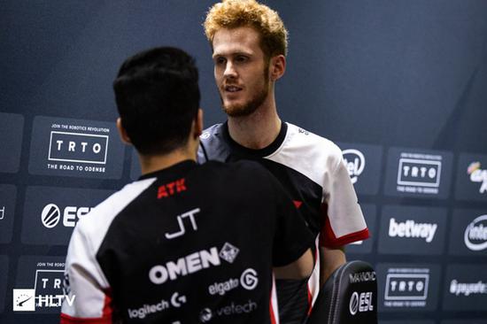 全球MOBA盛宴开启 中国玩家加入《决胜巅峰》公测